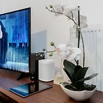 Tailored Stays - Flamsteed Duplex Apartment