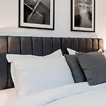 Tailored Stays - Flamsteed Duplex Apartment